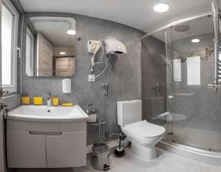 Хостелы Oliva Inn & Hostel Баку Двухместный номер Делюкс с 1 кроватью и душем-7